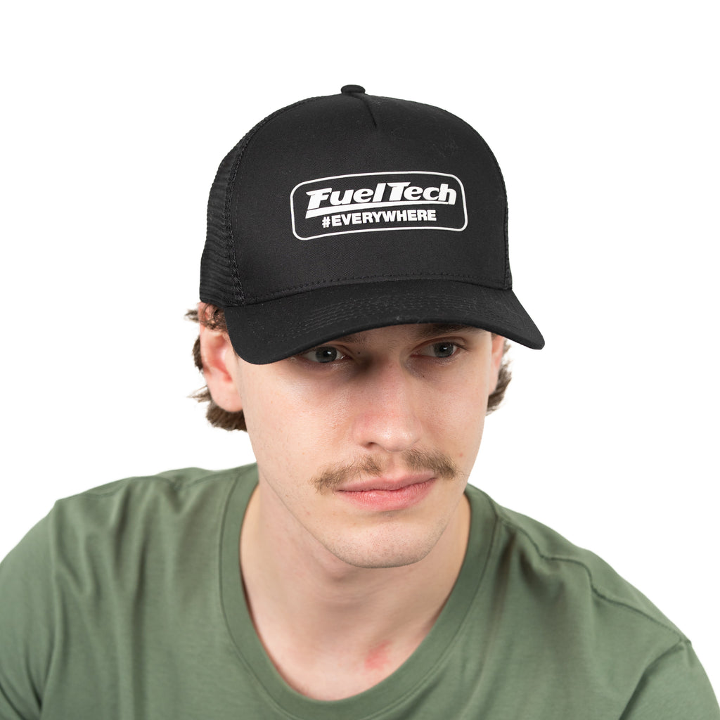 Boné Trucker Everywhere FT FuelTech - modelo usando, vista frontal