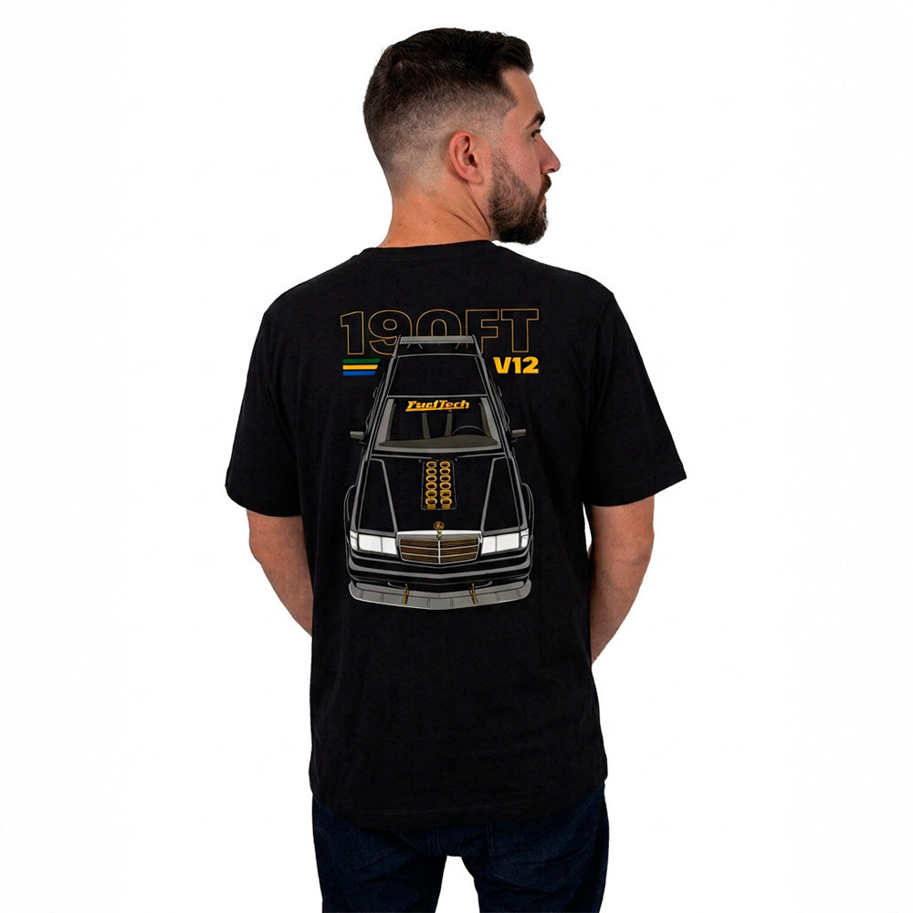 Camiseta 190E V12 FT - modelo masculino de costas, corpo inteiro