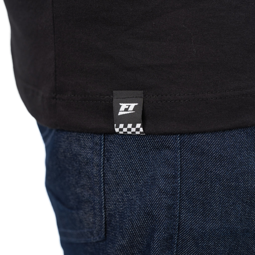 Camiseta Escala FT - detalhe da etiqueta na barra