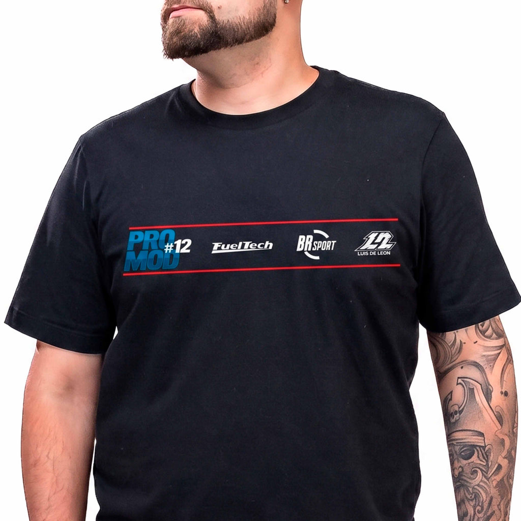Camiseta Promod FT — vista frontal do torso com faixa PROMOD #12, FuelTech, BR Sport e L2L no peito