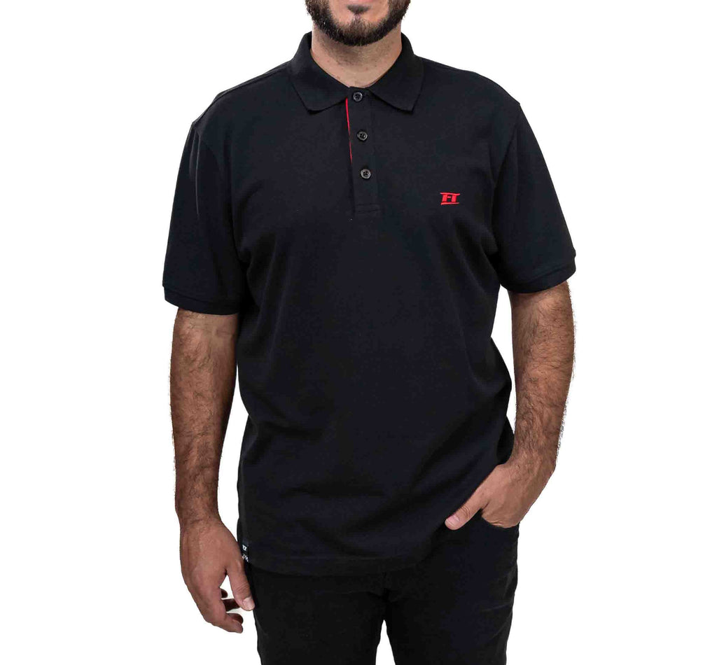 Polo Bordado Vermelho FuelTech — modelo masculino, vista frontal do torso com logo FT bordado em vermelho e vivo vermelho na abotoadura